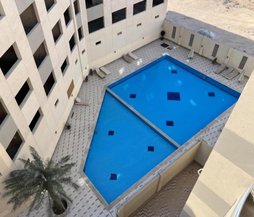 Day, Swimming pool