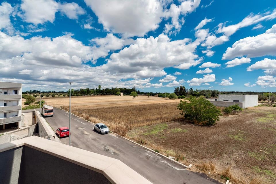 Property building, Day, Neighbourhood, Natural landscape, Location, Parking