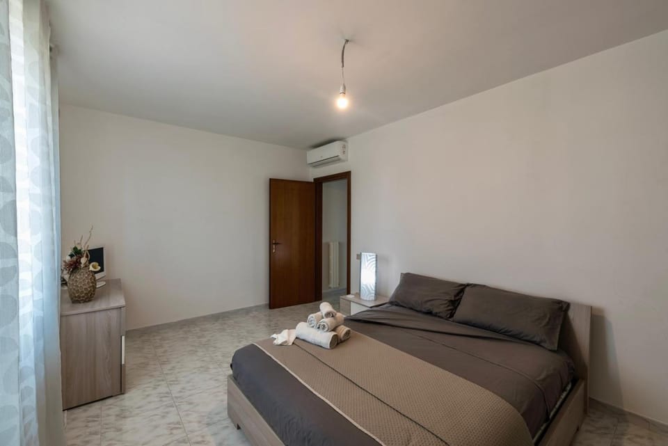 Bed, Photo of the whole room, Bedroom, towels, air conditioner