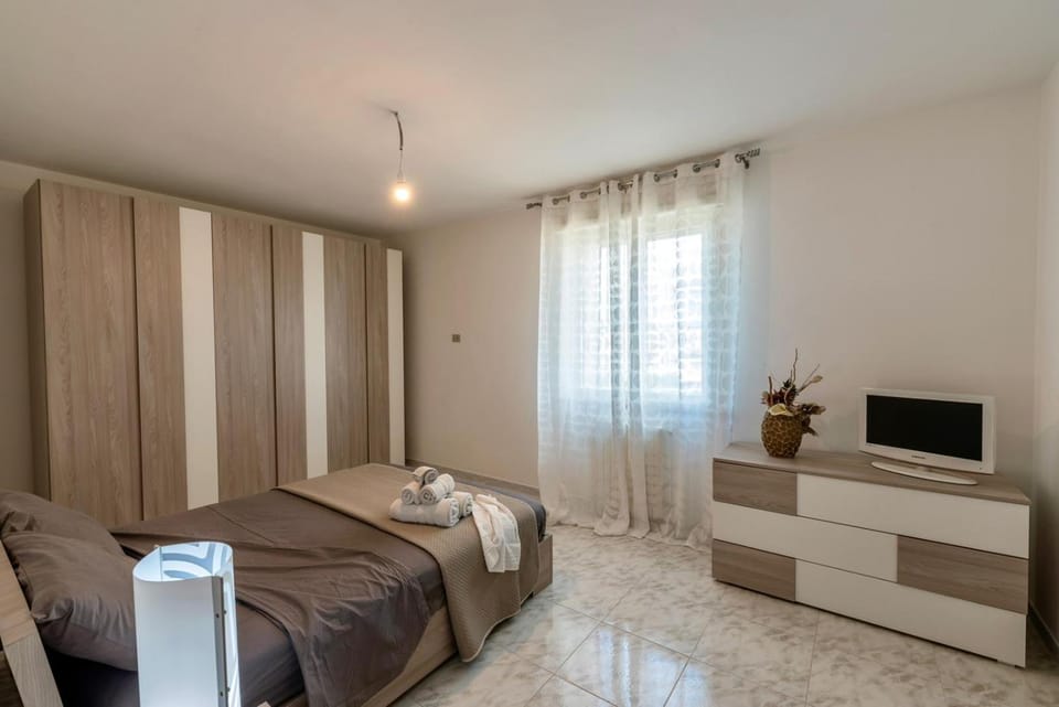 Bed, Photo of the whole room, Bedroom, towels, wardrobe