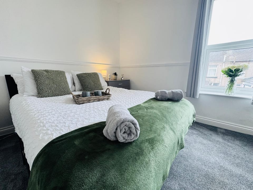 Bed, Photo of the whole room, Bedroom, towels
