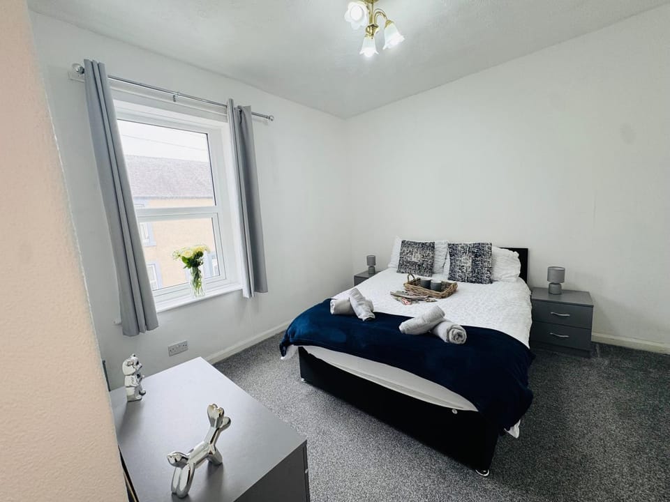 Bed, Photo of the whole room, Bedroom, towels