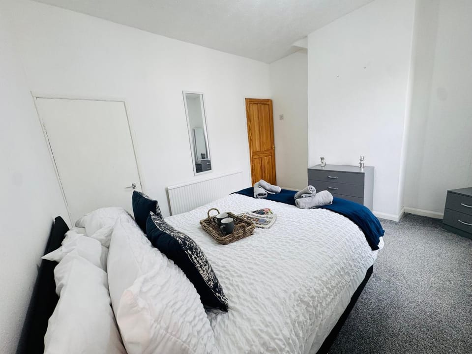 Bed, Bedroom, towels