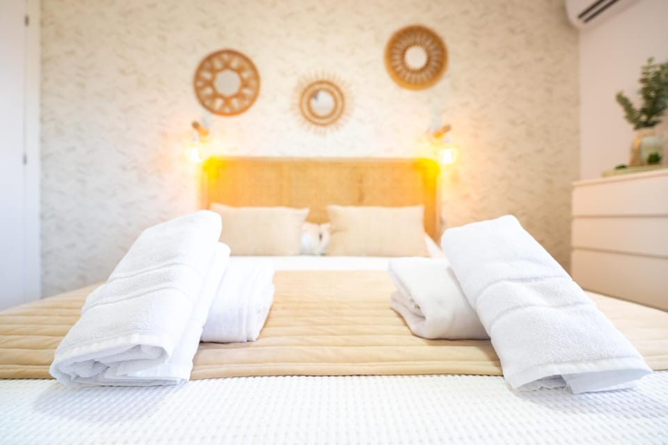 Bed, towels