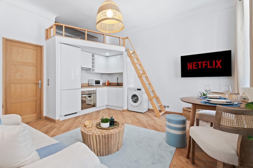 Living room, Seating area, Dining area, stove
