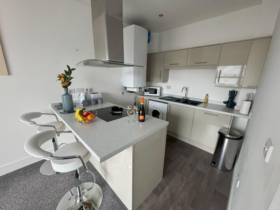 Coffee/tea facilities, Kitchen or kitchenette, stove