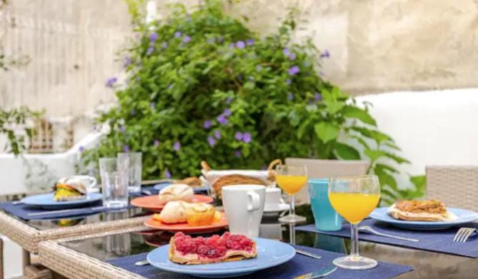 Garden, Breakfast