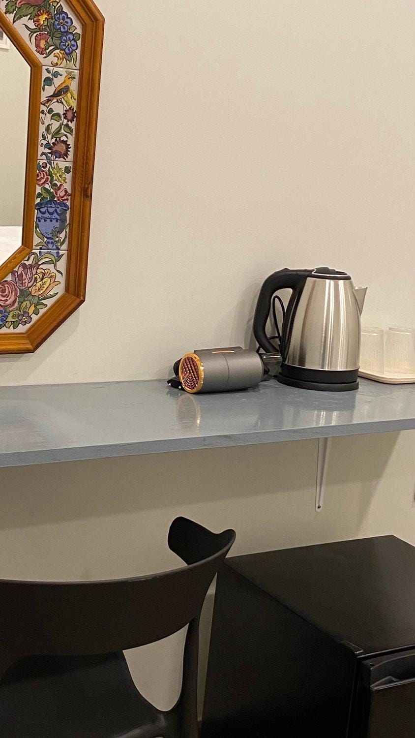 Coffee/tea facilities, Kitchen or kitchenette, hair dresser