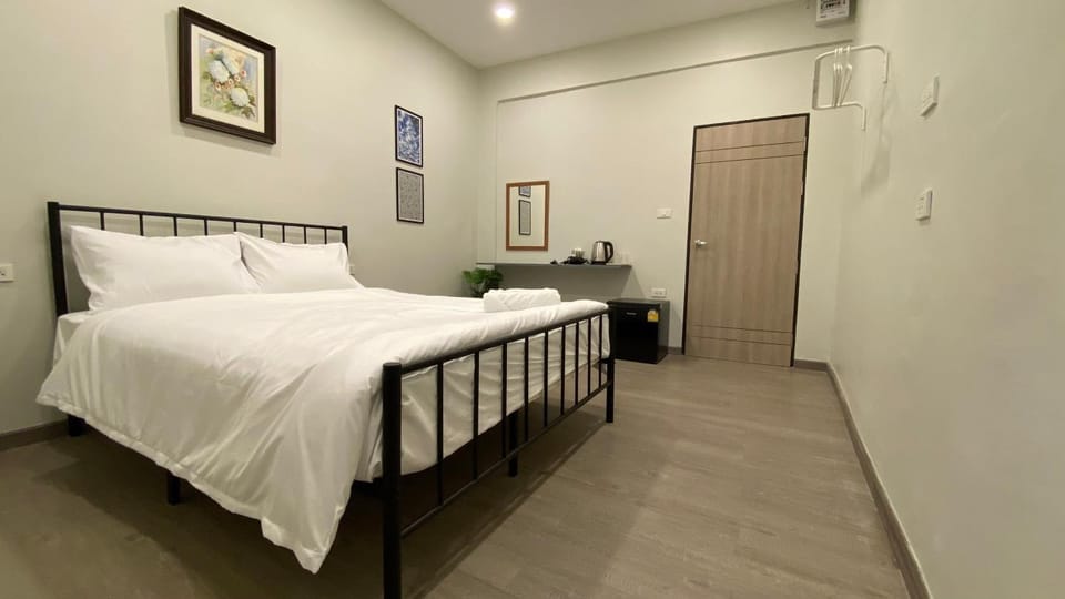 Bed, Photo of the whole room, Bedroom, wardrobe, air conditioner
