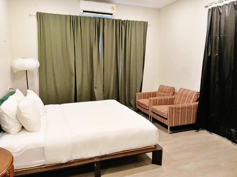 Seating area, Bedroom, air conditioner
