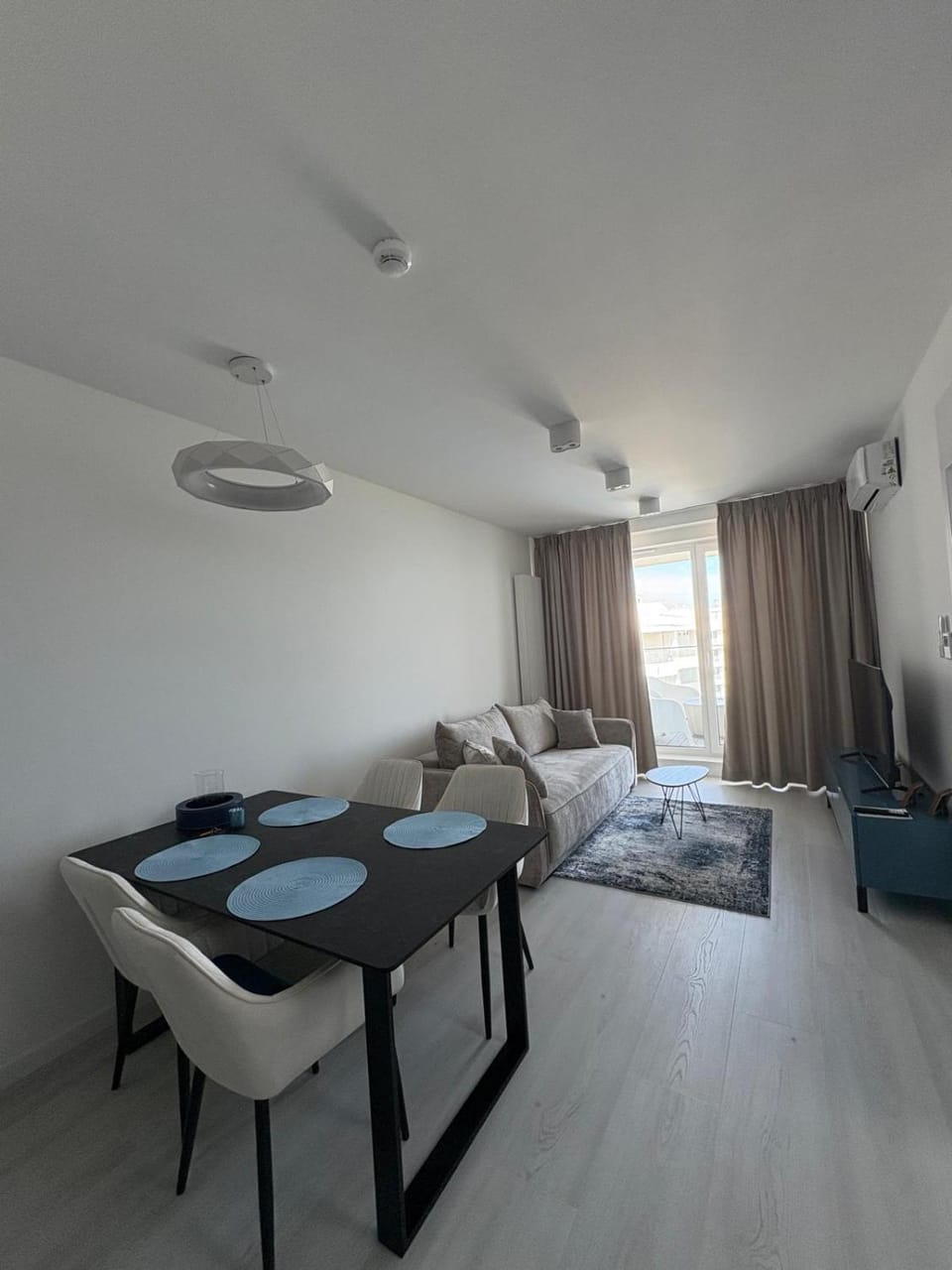 Seating area, Dining area, air conditioner