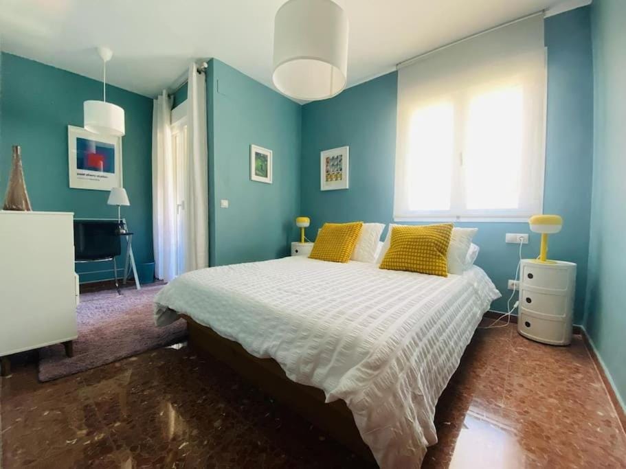 Seating area, Bedroom, air conditioner