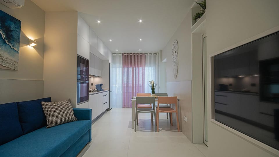 Communal lounge/ TV room, TV and multimedia, Coffee/tea facilities, Kitchen or kitchenette, Living room, Photo of the whole room, Seating area, Dining area, dishwasher, microwave, oven, soundproof, stove, toaster, air conditioner