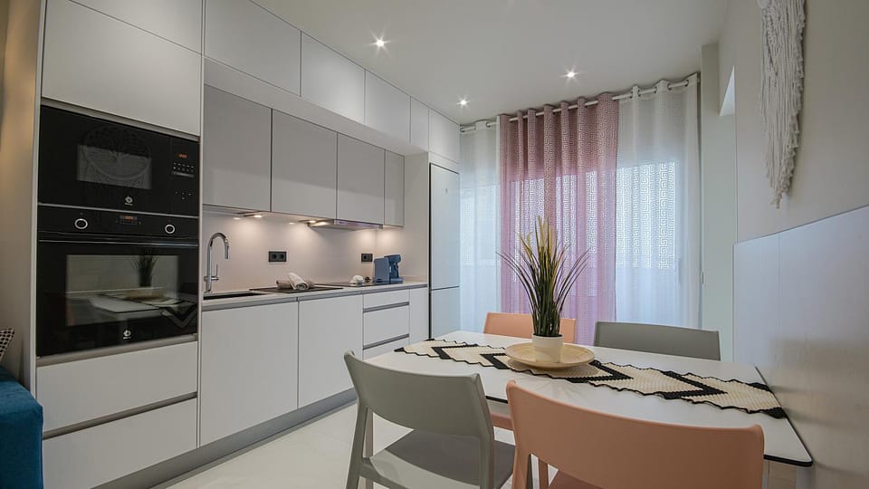 Communal lounge/ TV room, TV and multimedia, Coffee/tea facilities, Balcony/Terrace, Kitchen or kitchenette, Living room, Photo of the whole room, Seating area, Dining area, dishwasher, microwave, oven, soundproof, stove, toaster, kitchen, air conditioner