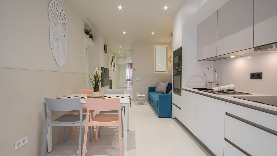 Communal lounge/ TV room, TV and multimedia, Coffee/tea facilities, Kitchen or kitchenette, Living room, Photo of the whole room, Decorative detail, Seating area, Dining area, dishwasher, microwave, oven, soundproof, stove, toaster, air conditioner