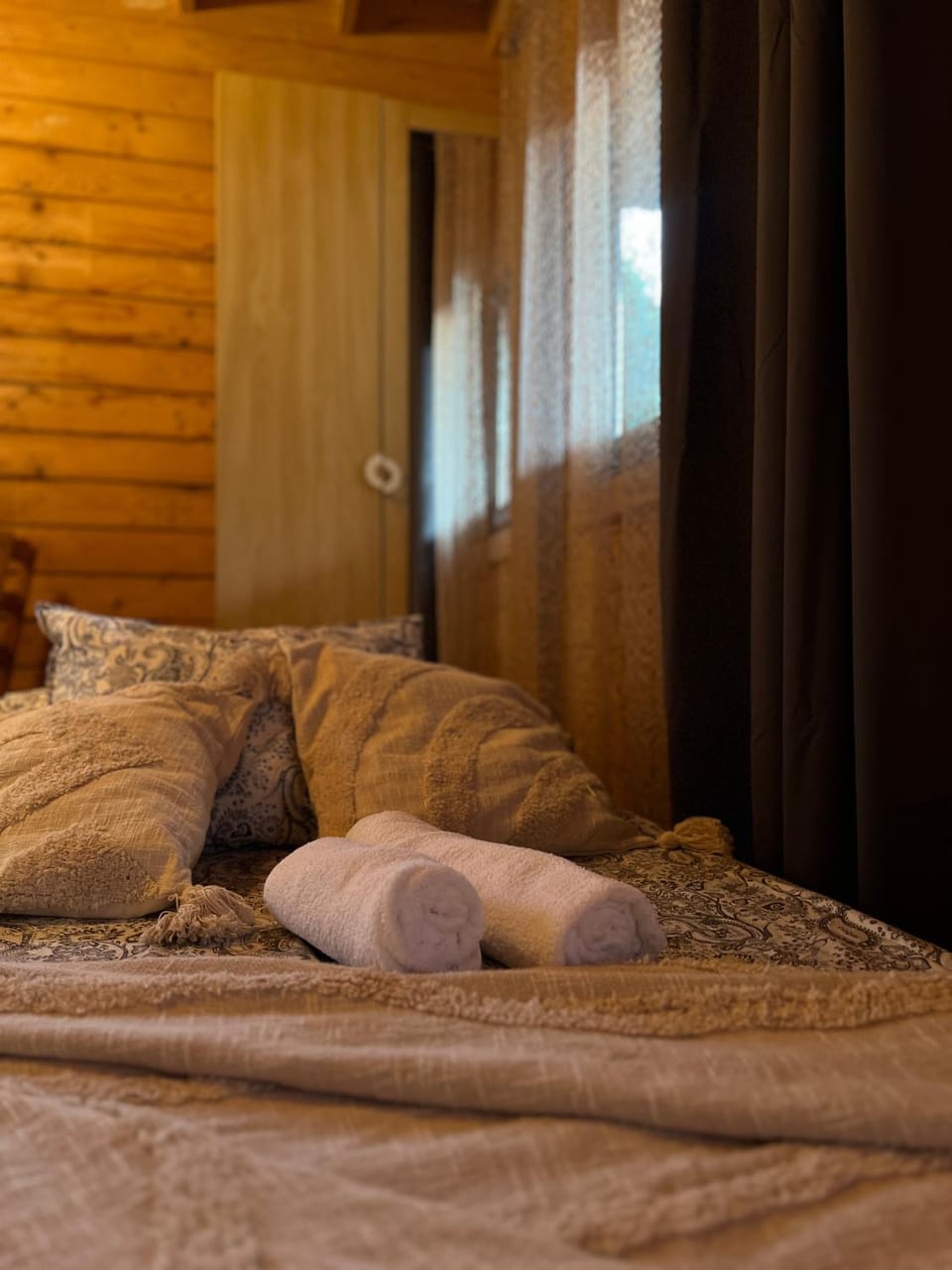 Photo of the whole room, Bedroom, towels