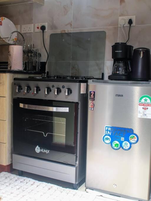Coffee/tea facilities, Kitchen or kitchenette, stove