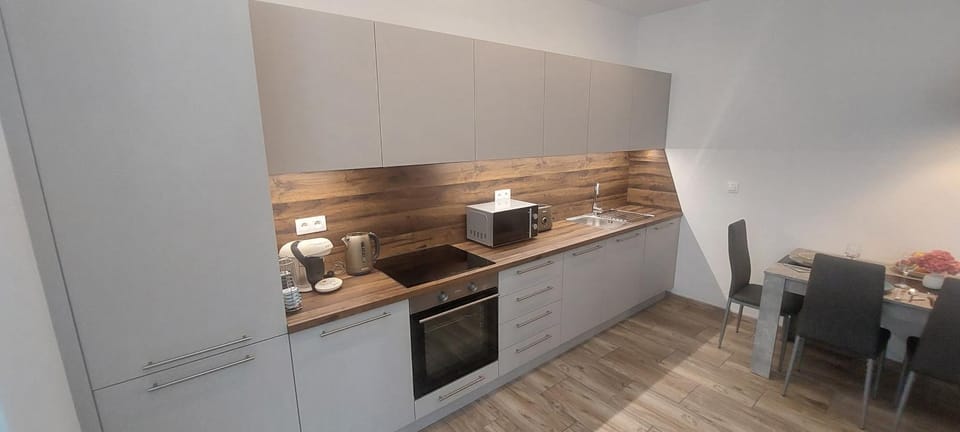 Coffee/tea facilities, Kitchen or kitchenette, dishwasher, toaster