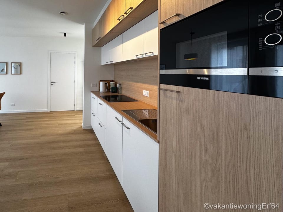 Coffee/tea facilities, Kitchen or kitchenette, oven, stove, toaster