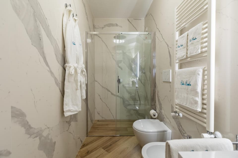 Shower, Toilet, Bathroom, bidet, towels