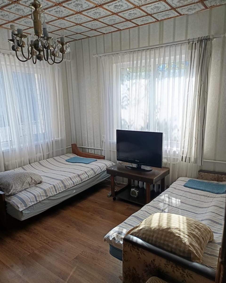 Bed, TV and multimedia, Photo of the whole room, Bedroom