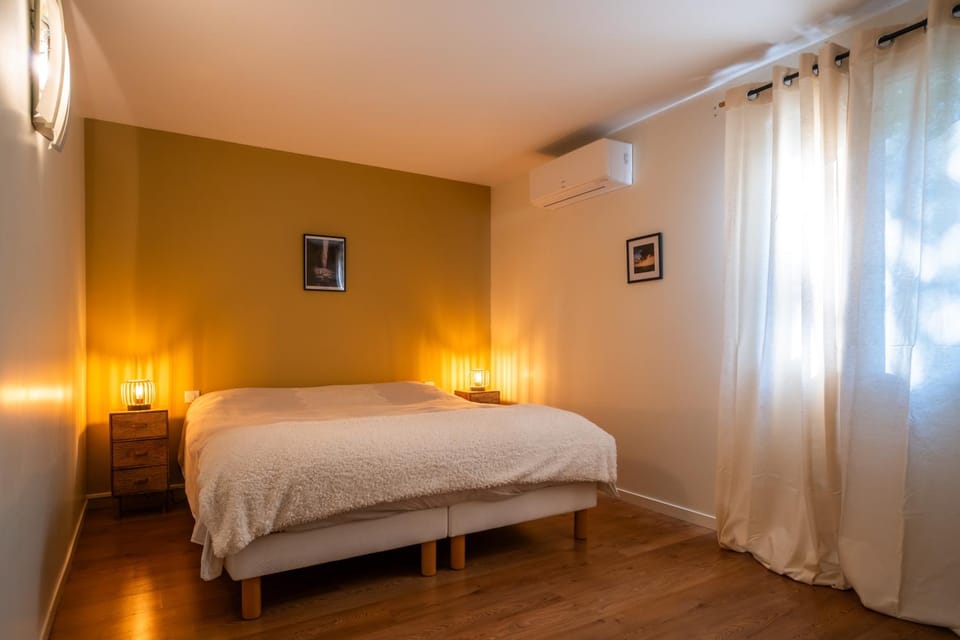 Bed, Bedroom, heating, air conditioner