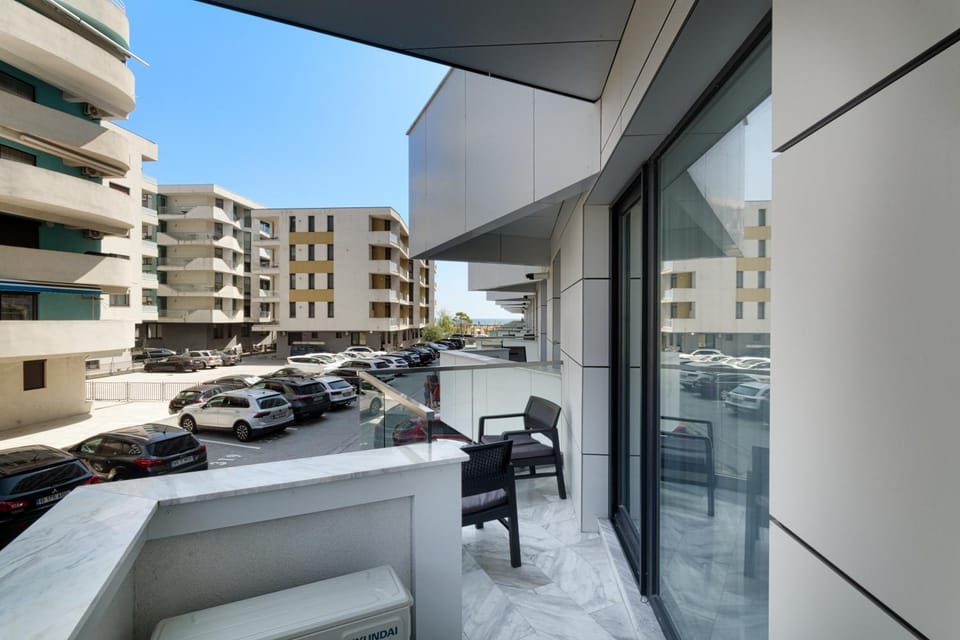 Property building, Day, Balcony/Terrace