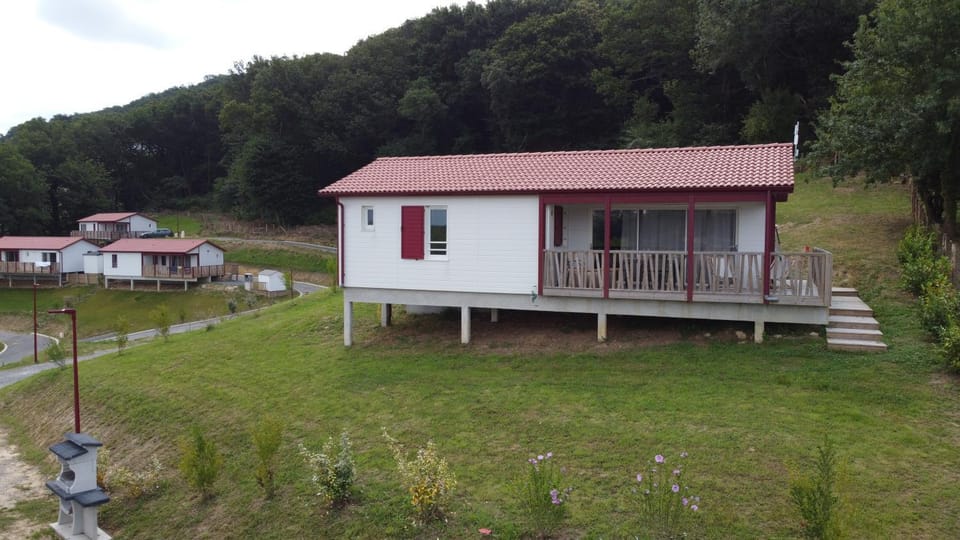 Chalet ILUNA 2 à 6 pers chambre parentale 2sdb piscine 30 min des plages Chalet in French Basque Country