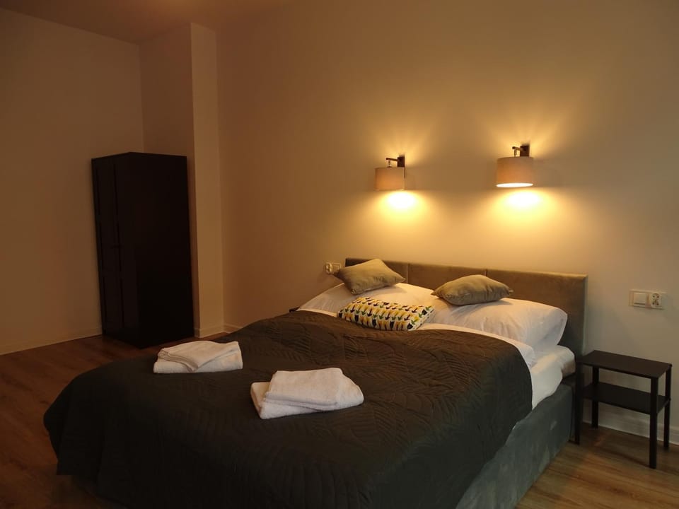 Bed, Bedroom, towels