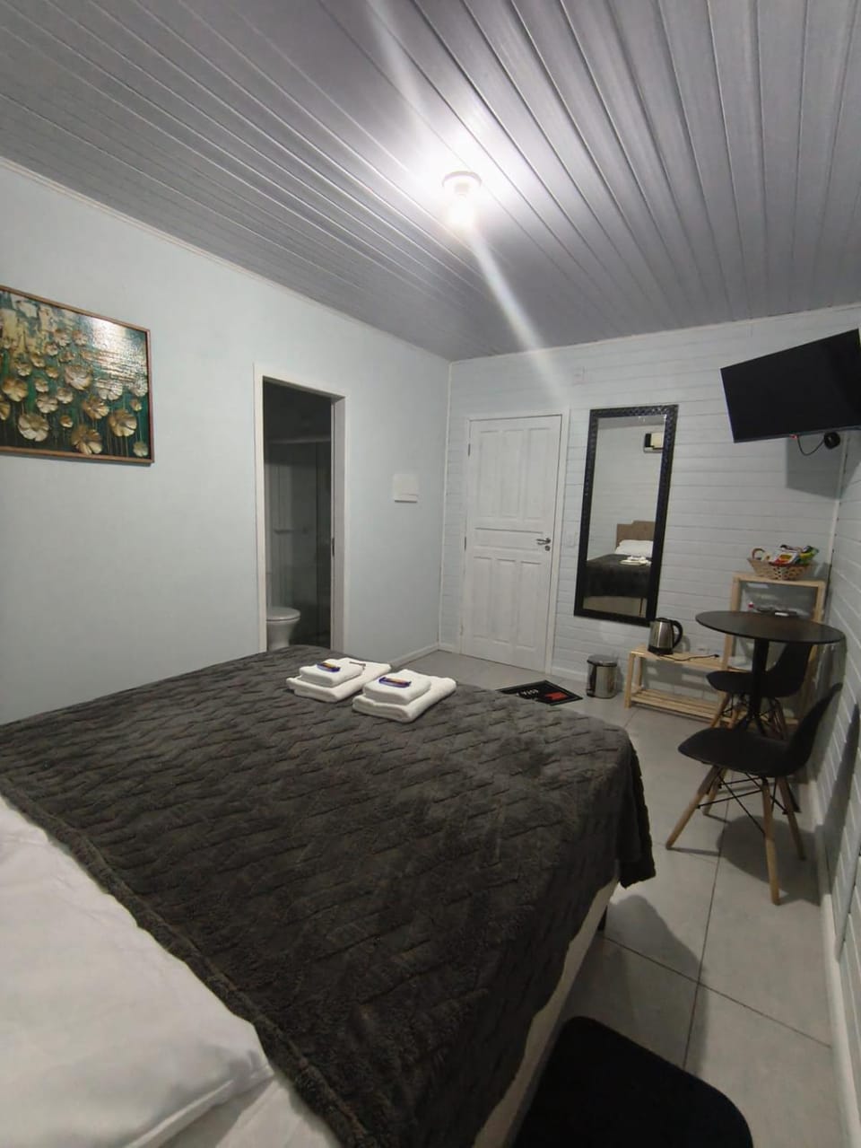 Bed, Bathroom, TV and multimedia, Decorative detail, Bedroom