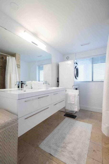 OCEAN FRONT 2 BEDROOM SUITE with STUNNING VIEWS Apartment in Southern Gulf Islands