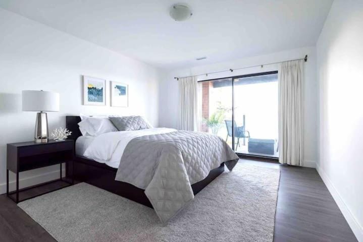 OCEAN FRONT 2 BEDROOM SUITE with STUNNING VIEWS Apartment in Southern Gulf Islands