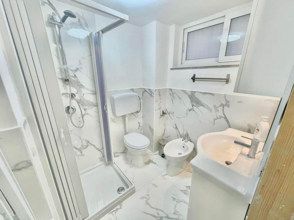 Shower, Toilet, Bathroom, towels