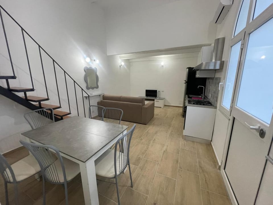 Kitchen or kitchenette, Dining area, oven, pet friendly