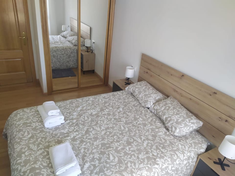 Photo of the whole room, Bedroom