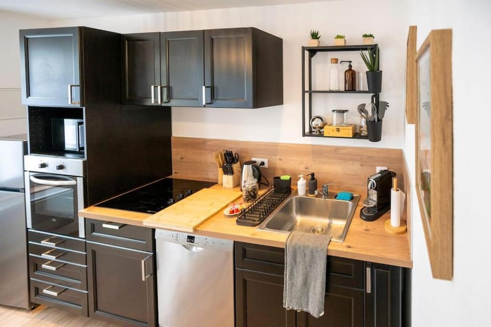 Coffee/tea facilities, Kitchen or kitchenette, dishwasher, oven, stove, toaster