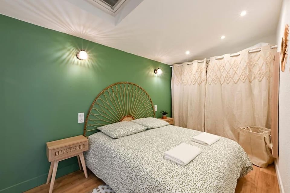 Bed, Bedroom, towels