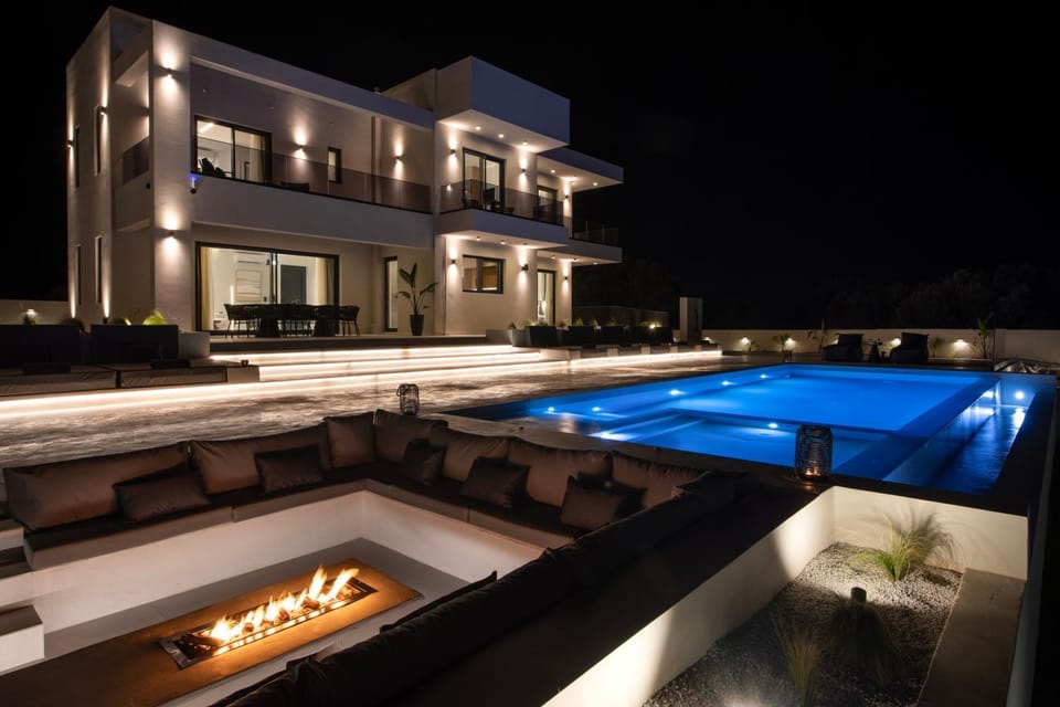 Pool view, Swimming pool, fireplace