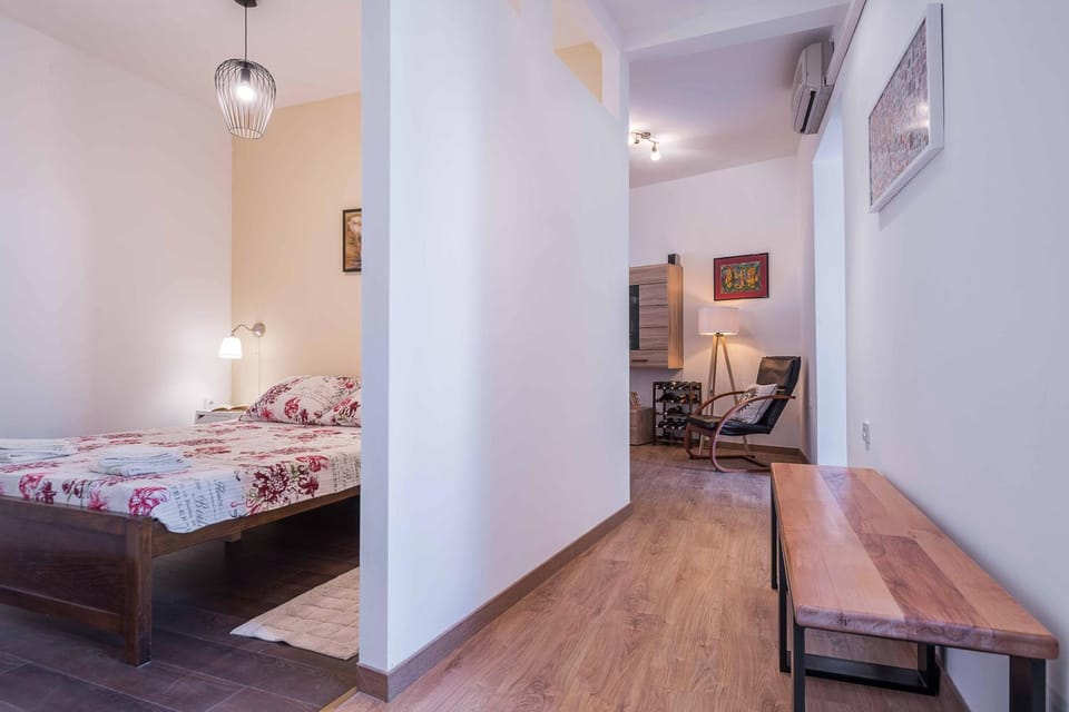 Photo of the whole room, Bedroom