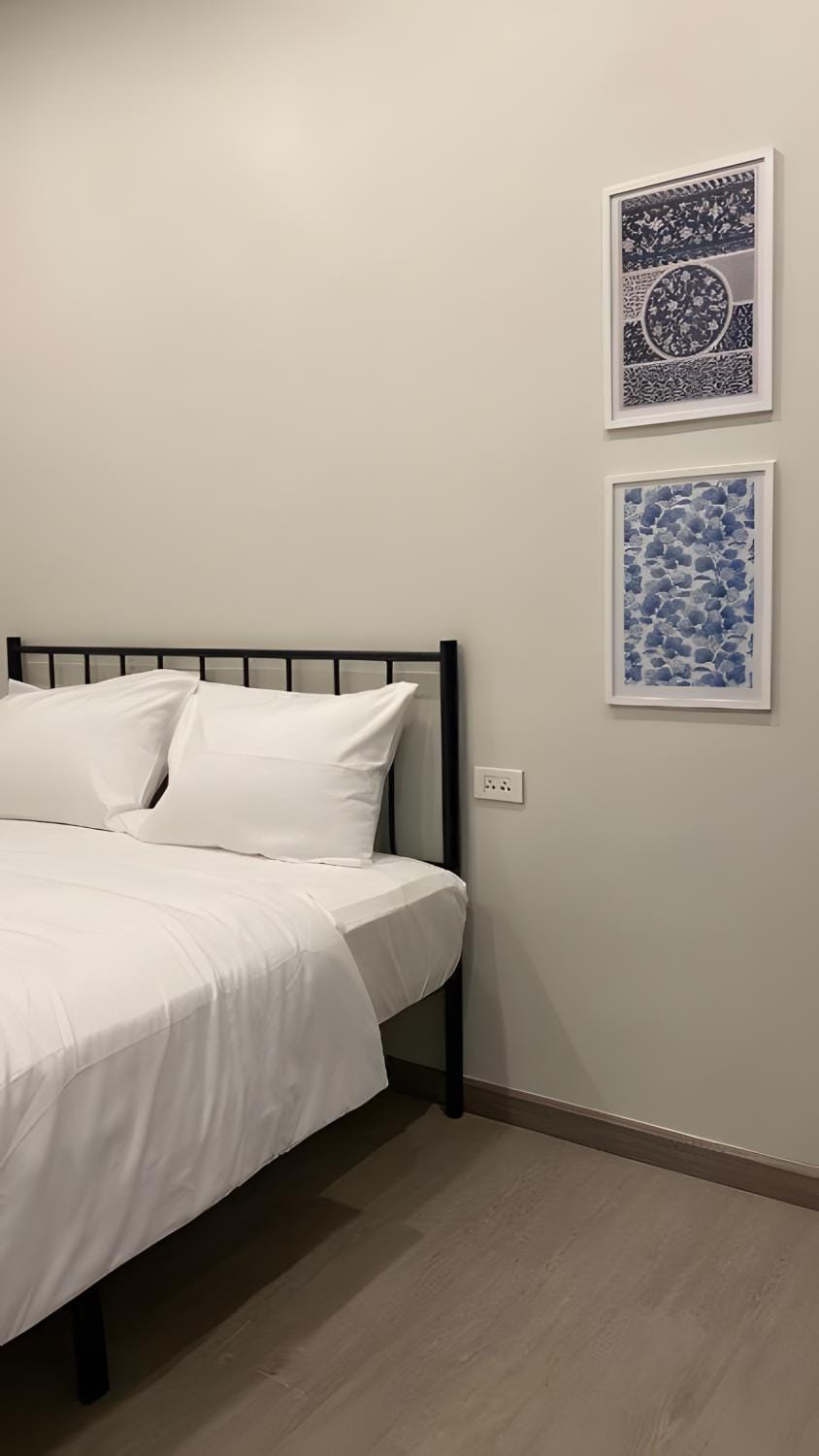 Photo of the whole room, Bedroom