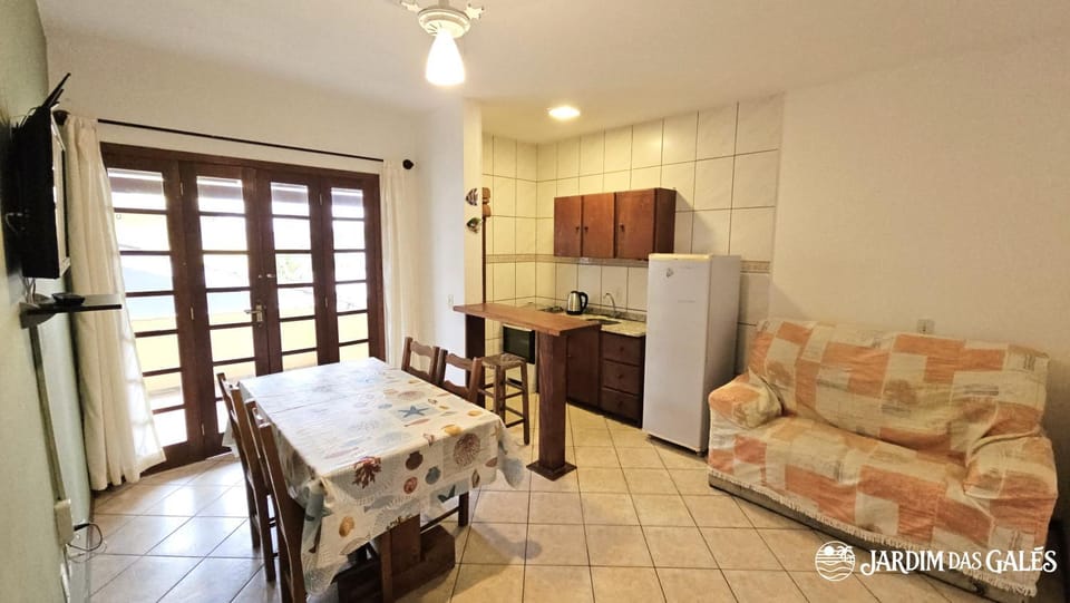 TV and multimedia, Kitchen or kitchenette, Living room, Seating area, Dining area, oven, stove