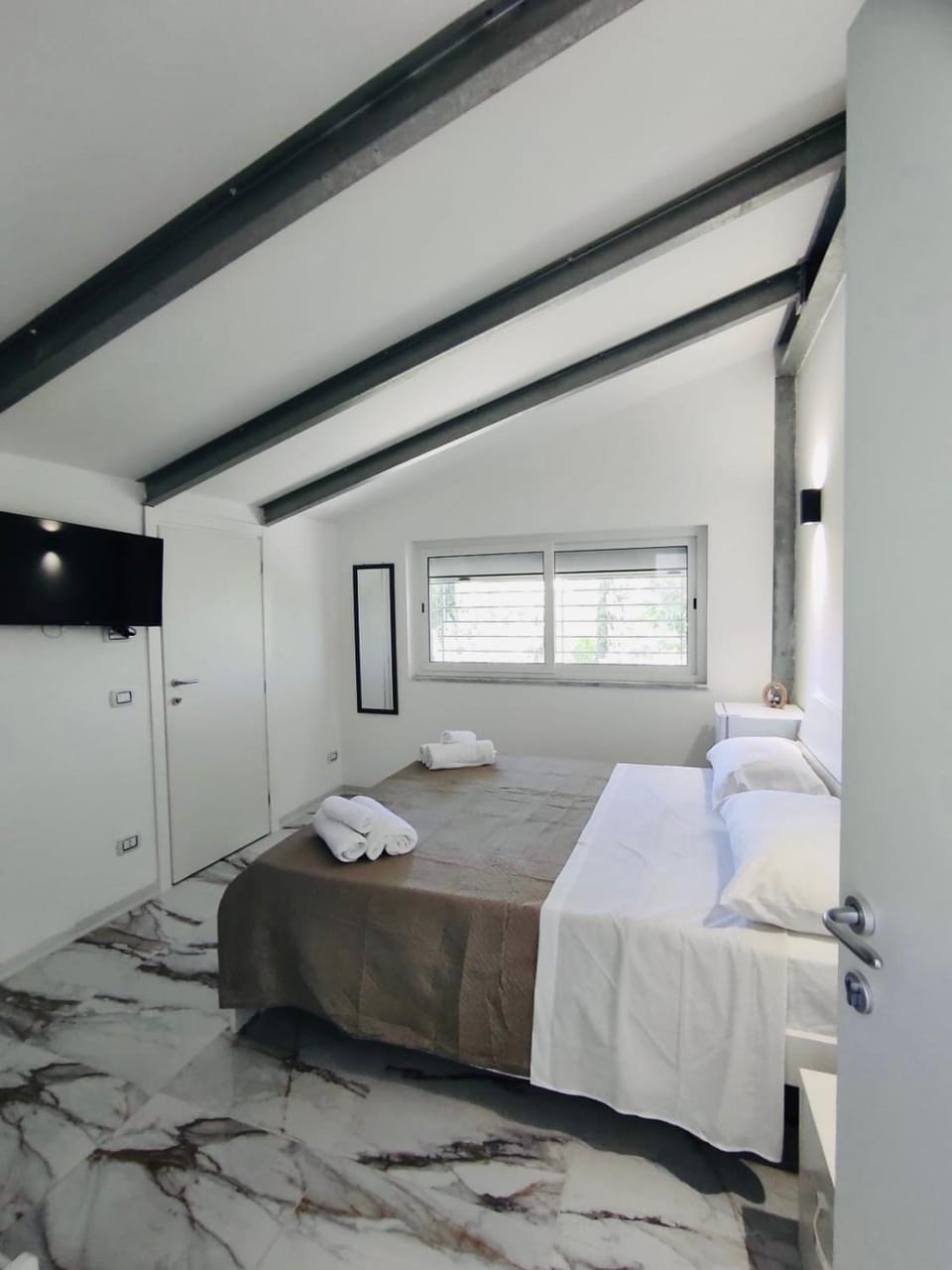 Bed, TV and multimedia, Photo of the whole room, Bedroom, towels
