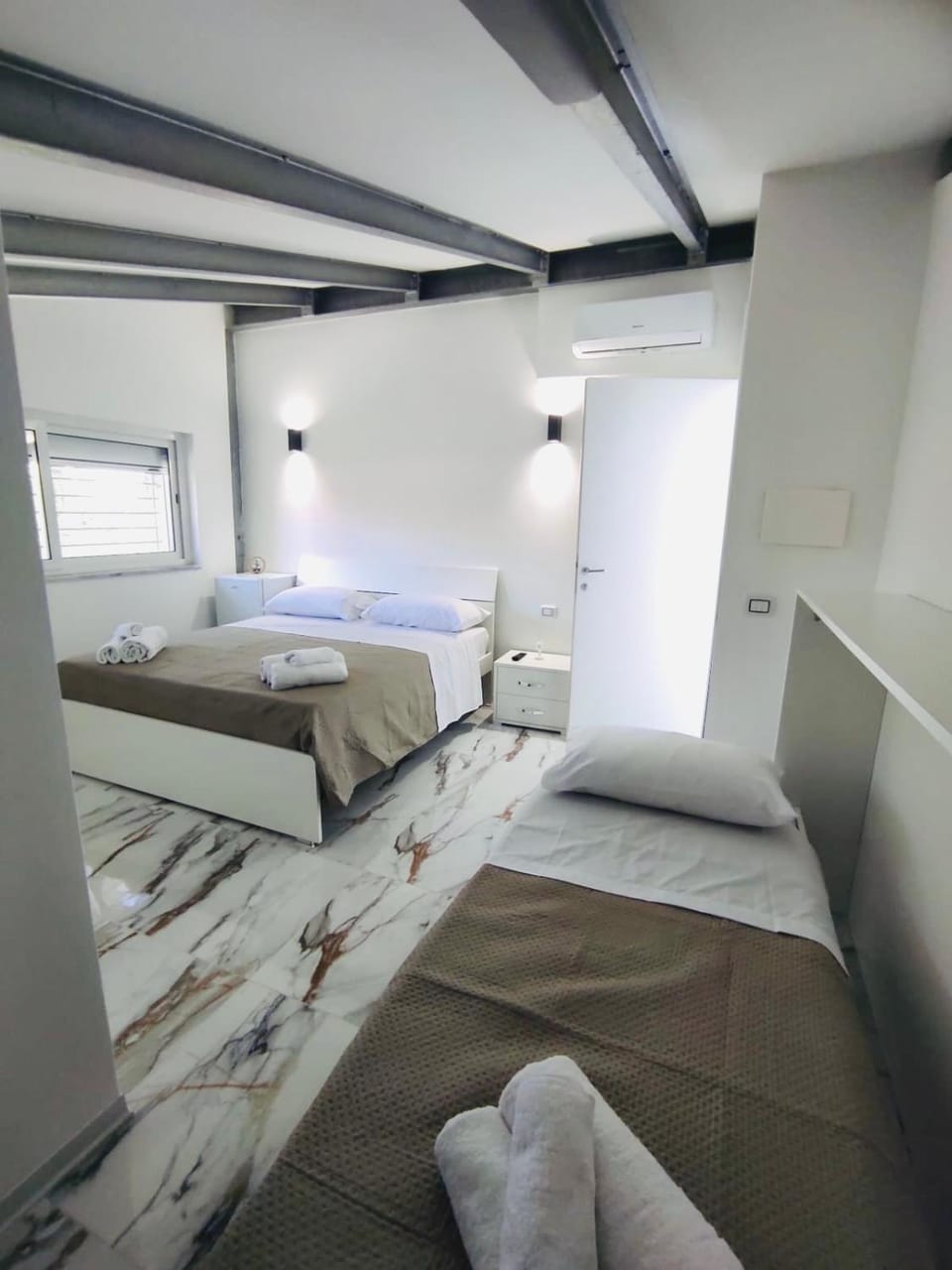 Bed, Photo of the whole room, Bedroom, towels