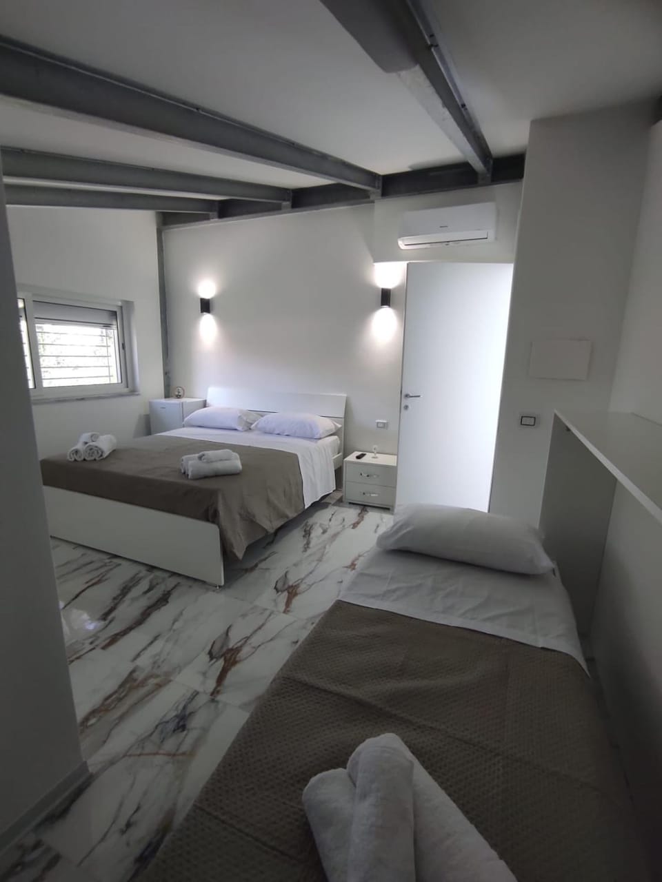 Bed, Photo of the whole room, Bedroom, towels