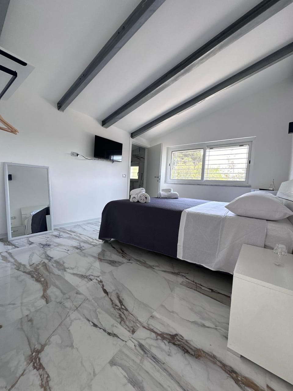 Bed, Bedroom, air conditioner