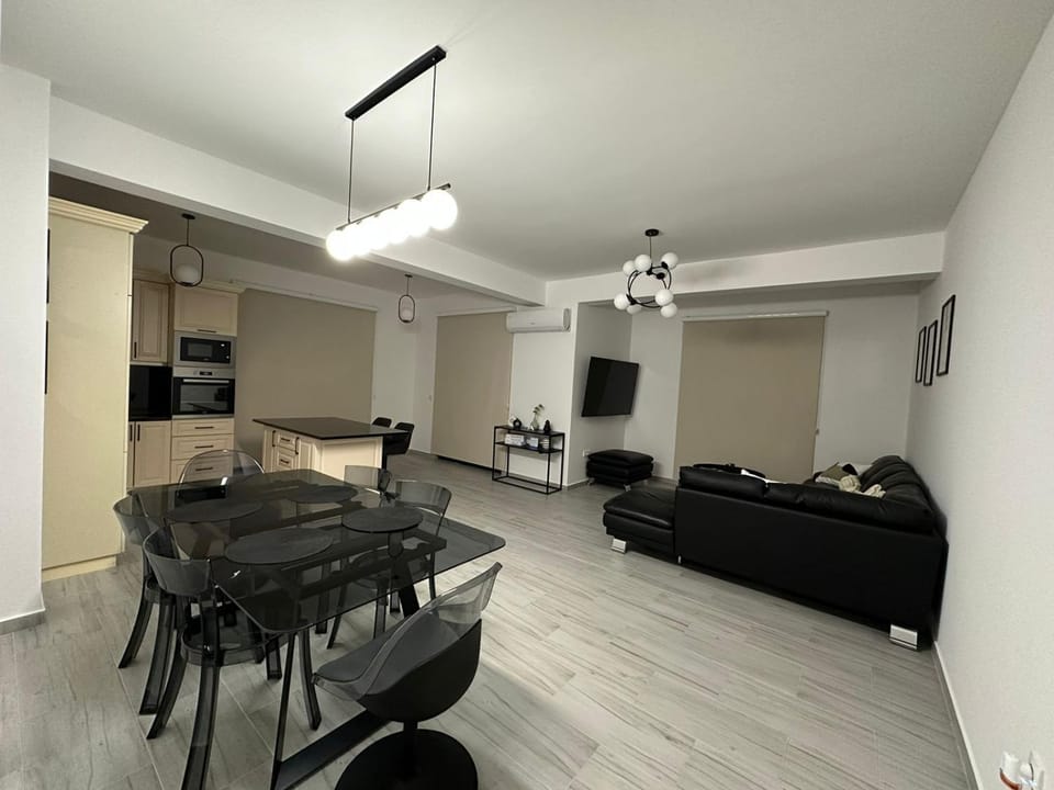 TV and multimedia, Kitchen or kitchenette, Living room, Seating area, Dining area