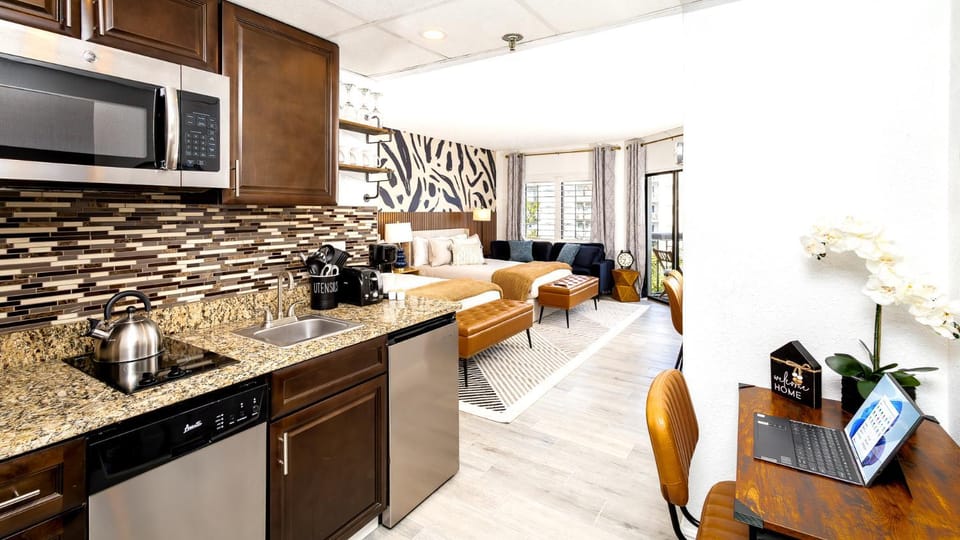 Coffee/tea facilities, Kitchen or kitchenette, Dining area, dishwasher, minibar, oven, stove, toaster