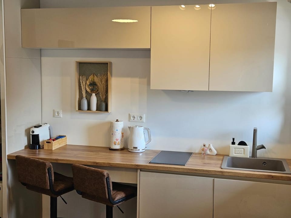 Coffee/tea facilities, Kitchen or kitchenette, Dining area