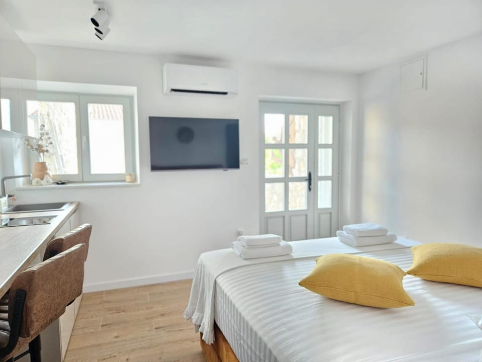 Bed, TV and multimedia, Photo of the whole room, air conditioner