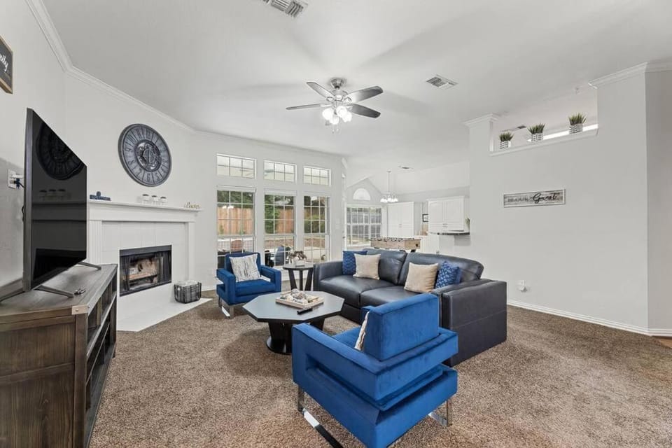 TV and multimedia, Living room, Seating area, fireplace